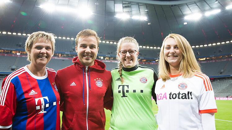 Pia Will aus Untermerzbach (links) mit Bayernstar Mario Götze und zwei weiteren Gewinnerinnen Carolin Raum aus Schnaittach und Stephanie Stöckl aus Pleinfeld und . Foto: Kulturmarketing München