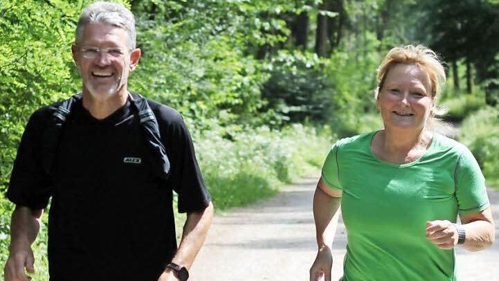 Harry Hüttmann hilft Susanne Weller, sportlich wieder Tritt zu fassen. Foto: Sabrina Friedrich
