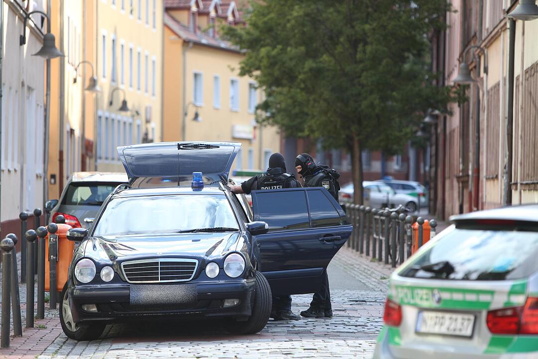SEK Einsatz - Mann droht mit angeblicher Waffe