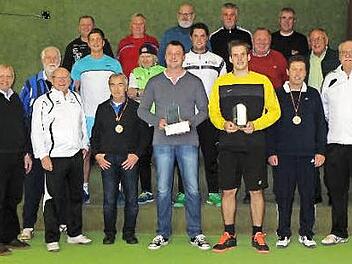 Zu einem nächtlichen Tennisturnier hatte der SV Neuses eingeladen. Die besten Spieler waren Manfred Spörlein, Hubert Landeck, Alex Köstner, Patrick Stieler, Günther Wimmer und Günther Krebs (ab Zweiter von links). Mit im Bild weitere Teilnehmer sowie Organisator Helmut Kuhnlein (zweite Reihe, rechts). Foto: privat