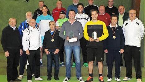 Zu einem nächtlichen Tennisturnier hatte der SV Neuses eingeladen. Die besten Spieler waren Manfred Spörlein, Hubert Landeck, Alex Köstner, Patrick Stieler, Günther Wimmer und Günther Krebs (ab Zweiter von links). Mit im Bild weitere Teilnehmer sowie Organisator Helmut Kuhnlein (zweite Reihe, rechts). Foto: privat
