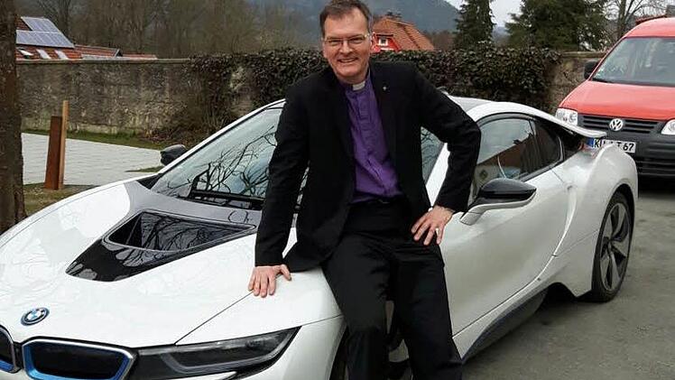 Pfarrer Wolfgang Oertel mit dem 340 PS starken Sportwagen.
