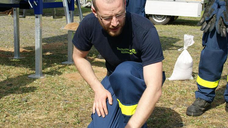 Viel Erfahrung bei großen Hochwässern hat THW-Zugführer Peter Friedrich. Er führte in die Geheimnisse einer funktionierenden Sandsack-Mauer ein. "Viel hilft viel" gilt bei der Sandsack-Befüllung auf jeden Fall nicht.
