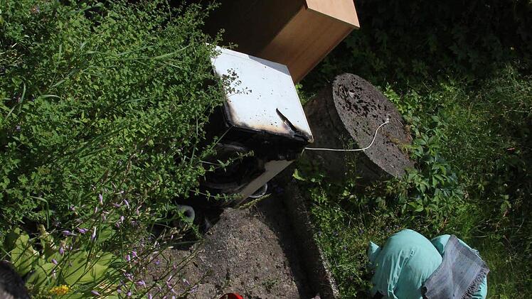 Die defekte Waschmaschine wurde von der Feuerwehr ins Freie gebracht.  Foto: Friedwald Schedel