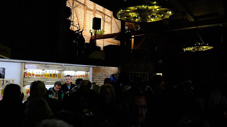 Die Tage der Edlen Brände haben am Wochenende Schnaps-Liebhaber nach Wartmannsroth gelockt. Brenner präsentieren sich und ihre Höfe. Besucher können Produkte verkosten und hinter die Kulissen der Betriebe blicken. Foto: Gerd Schaar