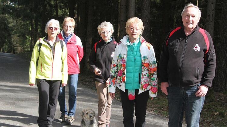 Die Naturfreunde-Gruppe stellte keinen Geschwindigkeitsrekord auf, war aber selbstverständlich mit von der Patie - inklusive Hund Wuschel. Foto: Sonny Adam