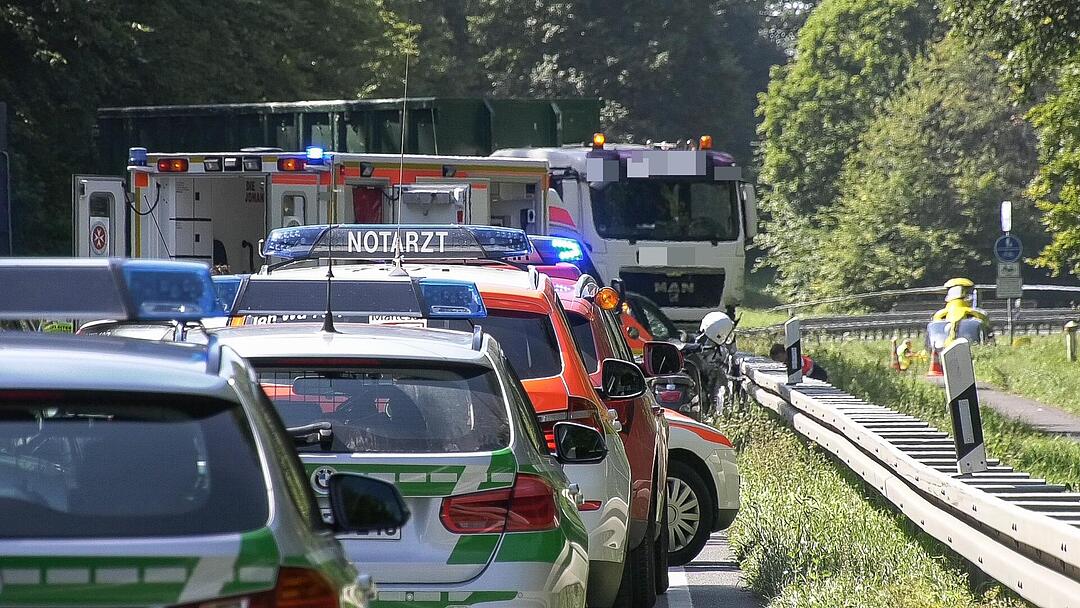 B 8 zwischen Waldbüttelbrunn und Höchberg: Motorrad-Fahrer kollidiert mit Lkw und stirbt