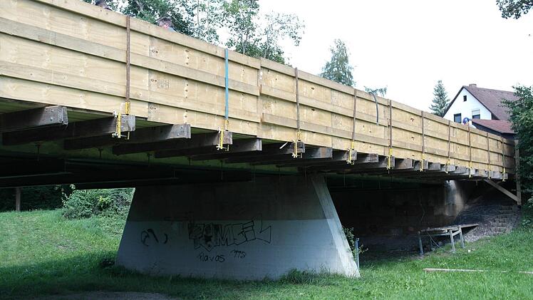 Das alte Brückengeländer ist abgebaut.