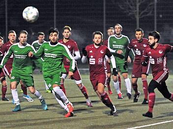Bei schwierigen Lichtverh&auml;ltnissen hatten die Kicker des FC Coburg den besseren Durchblick. Die "Roten" besiegten in einem Vorbereitungsspiel am Donnerstagabend den Landesligisten SV Friesen (gr&uuml;ne Trikots) klar mit 3:0. Im Vordergrund der Ex-Coburger Jugendspieler Cankut Civelek, rechts daneben Coburgs Eric Heinze und dahinter Sertan Sener sowie rechts Daniel Sam und Daniel Kimmel (alle FCC). Foto: Hagen Lehmann