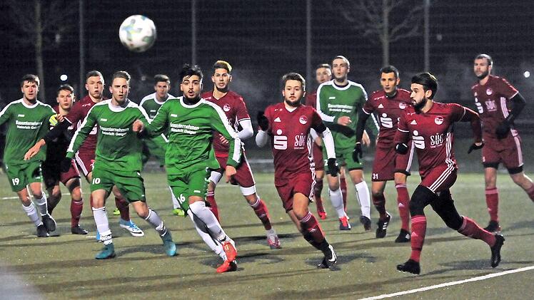 Bei schwierigen Lichtverh&auml;ltnissen hatten die Kicker des FC Coburg den besseren Durchblick. Die "Roten" besiegten in einem Vorbereitungsspiel am Donnerstagabend den Landesligisten SV Friesen (gr&uuml;ne Trikots) klar mit 3:0. Im Vordergrund der Ex-Coburger Jugendspieler Cankut Civelek, rechts daneben Coburgs Eric Heinze und dahinter Sertan Sener sowie rechts Daniel Sam und Daniel Kimmel (alle FCC). Foto: Hagen Lehmann