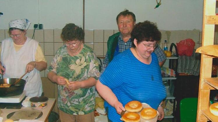 Früher gehörte das Streubela- und Böchlabacken zu einer Hochzeit wie das Amen in              der Kirche. Diese alte Tradition pflegte bis Ende des vorigen Jahrhunderts die Familie             Josef Schmittdorsch aus Zeyern. Archiv Kuni Schmittdorsch