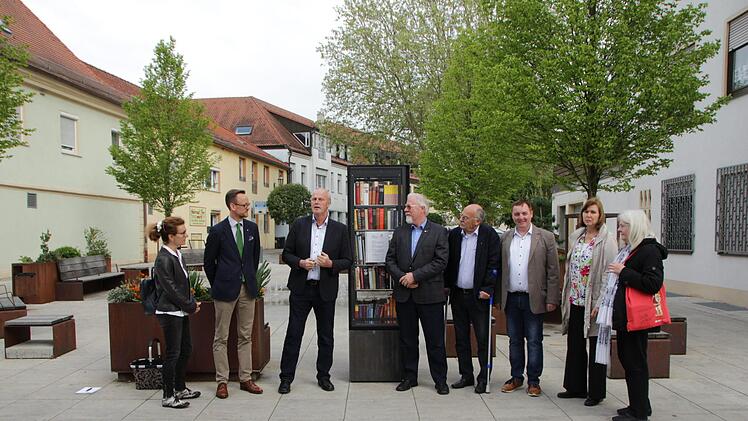 Zur offiziellen &Uuml;bergabe kamen (von links): Gudrun Boss (&Ouml;ffentlichkeitsarbeit Rotary Club), Clubpr&auml;sident Thomas Pickel, B&uuml;rgermeister Gerald Brehm (JL), die Clubmitglieder Frank Neumann, Hans-Joachim Laugwitz und Frank Greif, Kirsten Neumann und die Leiterin der Bibliothek Marlitt Grigull. Mirjam Stumpf