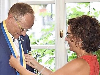 Michaela Just hängte ihrem Nachfolger Andreas Linder im Präsidentenamt beim Rotary Club Haßfurt die Amtskette um. Der Sparkassen-Vorstand übernimmt nun für ein Jahr die Leitung der Rotarier.  Fotos: Gerold Snater