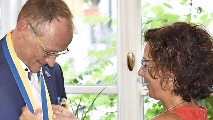 Michaela Just hängte ihrem Nachfolger Andreas Linder im Präsidentenamt beim Rotary Club Haßfurt die Amtskette um. Der Sparkassen-Vorstand übernimmt nun für ein Jahr die Leitung der Rotarier.  Fotos: Gerold Snater