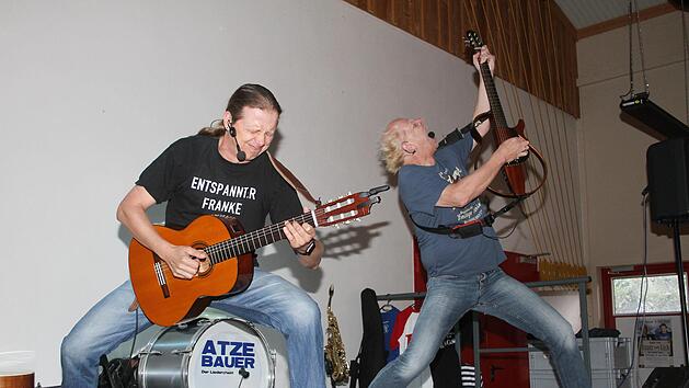 Wenn Stefan Eichner seinen Kollegen Atze Bauer mitbringt, ist doppelter Spa&szlig; angesagt: Die beiden rockten zum Sommerfest der Buchauer Wehr die Halle. Foto: Sonny Adam