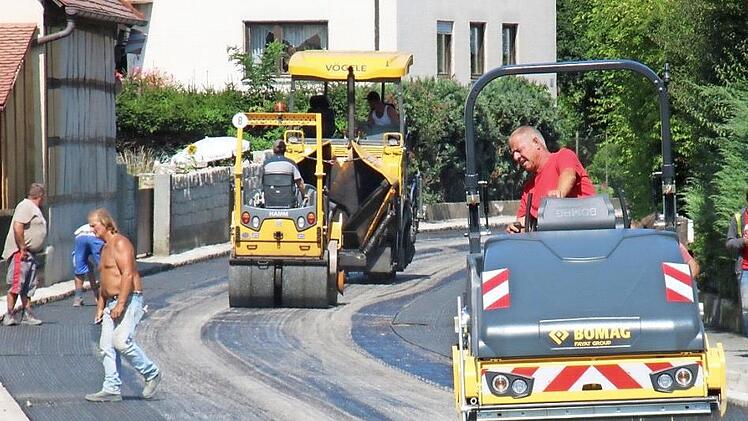 Die letzten Vorbereitungen an der Ortsdurchfahrt Gosberg laufen. Am Freitag wird die Tragschicht aufgebracht.  Fotos: Josef Hofbauer