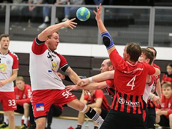 Zu selten Zugriff auf den Gegner vom HSC Bad Neustadt II bekam Christian Karl (rechts) mit dem FC Bad Brückenau. Foto: Sebastian Schmitt