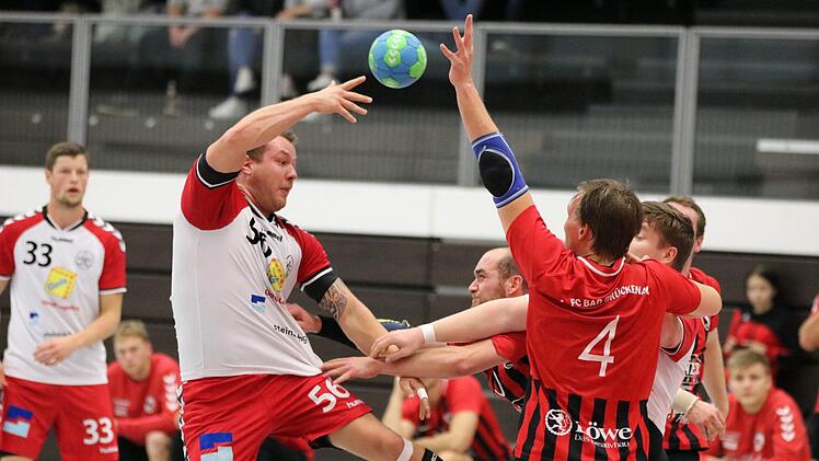 Zu selten Zugriff auf den Gegner vom HSC Bad Neustadt II bekam Christian Karl (rechts) mit dem FC Bad Brückenau. Foto: Sebastian Schmitt