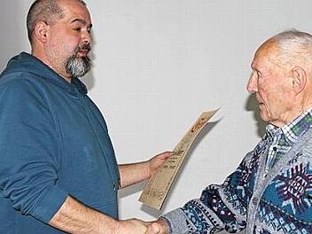 Hans Löhner aus Gemeinreuth (re.) wurde für 50 Jahre Mitgliedschaft vom Vorsitzenden Uwe Deckelmann ausgezeichnet. Fotos: Michael Wunder