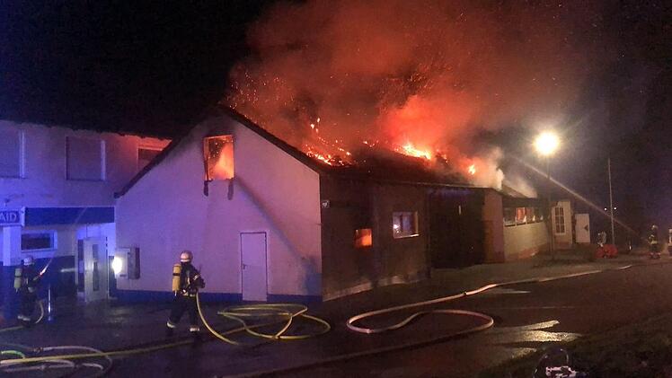 Oberhaid: Frisch renoviertes Sportheim f&auml;llt Flammen zum Opfer - nach zwei Jahren Arbeit und viel Herzblut