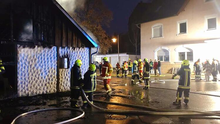 Scheune in Oberfranken gerät in Vollbrand: Anwohner scheitern bei Löschversuchen