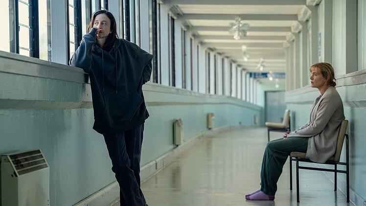 Bei den Besuchen bei ihrer sterbenden Mutter June im Krankenhaus kommt es zwischen den Schwestern Molly (Andrea Riseborough, links) und Julia (Kate Winslet) immer wieder zu ernsten, konfliktbeladenen Situationen.