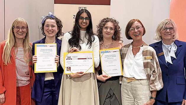 Die Organisatorinnen mit den Preistr&auml;gerinnen (von links): Zontian Katharina Engelhardt, Sabrina Brehm (3. Preis), Maleeha Rasool (1. Preis), Jana Morokhovskyi (2. Preis), Zonta-Pr&auml;sidentin Doris Wiening und Zontian Gabriele Wille.