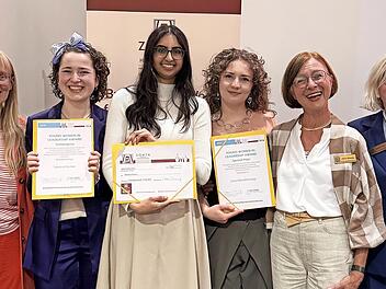 Die Organisatorinnen mit den Preistr&auml;gerinnen (von links): Zontian Katharina Engelhardt, Sabrina Brehm (3. Preis), Maleeha Rasool (1. Preis), Jana Morokhovskyi (2. Preis), Zonta-Pr&auml;sidentin Doris Wiening und Zontian Gabriele Wille.
