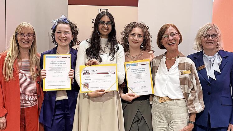 Die Organisatorinnen mit den Preistr&auml;gerinnen (von links): Zontian Katharina Engelhardt, Sabrina Brehm (3. Preis), Maleeha Rasool (1. Preis), Jana Morokhovskyi (2. Preis), Zonta-Pr&auml;sidentin Doris Wiening und Zontian Gabriele Wille.