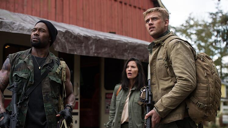 Ex-Army-Ranger Quinn (Boyd Holbrook, rechts) zieht gemeinsam mit Nebraska (Trevante Rhodes) und Casey (Olivia Munn) in den Kampf gegen die Bedrohung aus dem All.