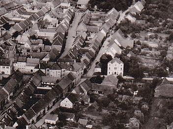 Aus der Zeit um 1904, kurz nach der Einweihung der jüdischen Synagoge in der Bamberger Straße dürfte diese Luftaufnahme von Königshofen im Grabfeld entstanden sein. Sie zeigt die in strahlendem Weiß hervorstechende Synagoge. Repro-Foto: Friedrich