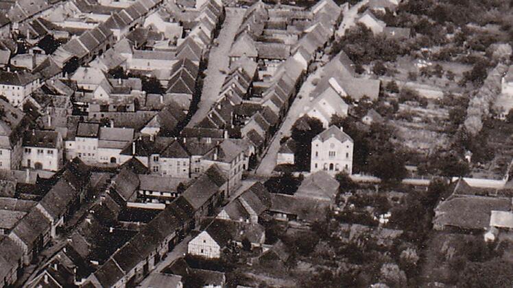 Aus der Zeit um 1904, kurz nach der Einweihung der jüdischen Synagoge in der Bamberger Straße dürfte diese Luftaufnahme von Königshofen im Grabfeld entstanden sein. Sie zeigt die in strahlendem Weiß hervorstechende Synagoge. Repro-Foto: Friedrich