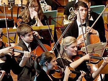 Junge Talente aus der Region musizieren im Jugendsymphonieorchester Oberfranken. Sein 30-jähriges Bestehen feierte der Klangkörper mit drei Konzerten. Eines fand im Kongresshaus Cobur statt, ein weiteres in der Freiheitshalle Hof sowie schließlich in der Aurachtalhalle in Stegaurach.Fotos: Jochen Berger