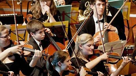 Junge Talente aus der Region musizieren im Jugendsymphonieorchester Oberfranken. Sein 30-jähriges Bestehen feierte der Klangkörper mit drei Konzerten. Eines fand im Kongresshaus Cobur statt, ein weiteres in der Freiheitshalle Hof sowie schließlich in der Aurachtalhalle in Stegaurach.Fotos: Jochen Berger
