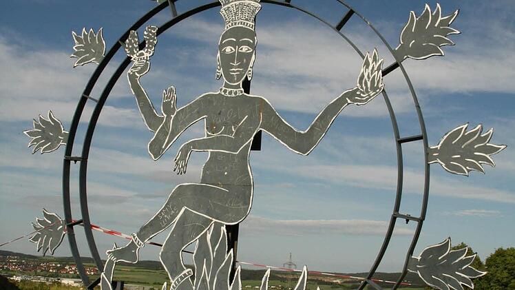 Skulpturen von Künstler Herbert "Jimmy" Fell am Weißen Turm in Niederlauer. Foto: Paul Ziegler