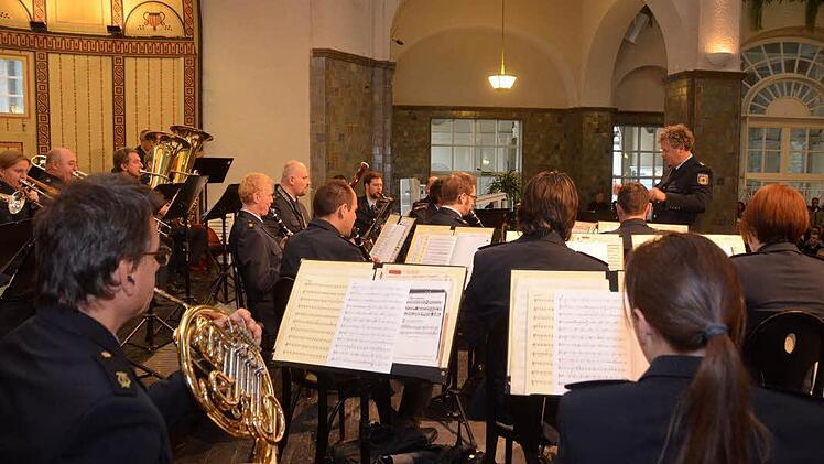 224 Polizeimeisteranwärter des neuen Ausbildungslehrgangs in Oerlenbach wurden in der Bad Kissinger Wandelhalle vereidigt.  Foto: Peter Rauch