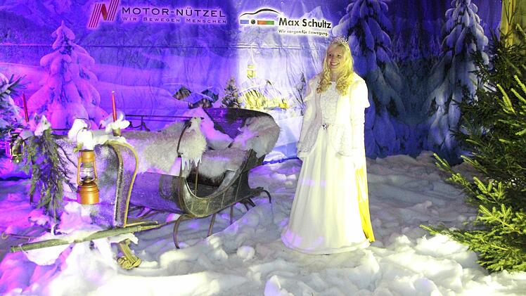 Das Christkind Melissa Dörfer am Selfie-Point  Foto: Friedwald Schedel