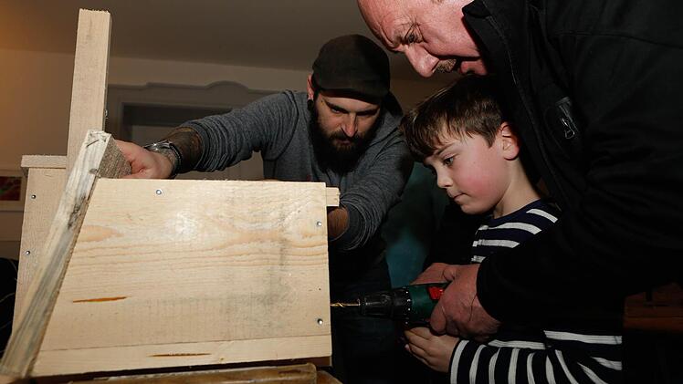 Nistkastenbau im Familientreff - gemeinsam mit dem LBV und der Traumgarten AG Foto: Matthias Hoch