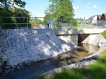 Die neue Brücke über den Grundbach im Bad Rodacher Stadtteil Heldritt wurde jetzt offiziell wieder für den Verkehr freigegeben. Ihre alte Brücke war wegen erheblicher Baumängel abgerissen worden. Foto: Rainer lutz