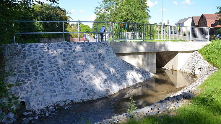 Die neue Brücke über den Grundbach im Bad Rodacher Stadtteil Heldritt wurde jetzt offiziell wieder für den Verkehr freigegeben. Ihre alte Brücke war wegen erheblicher Baumängel abgerissen worden. Foto: Rainer lutz