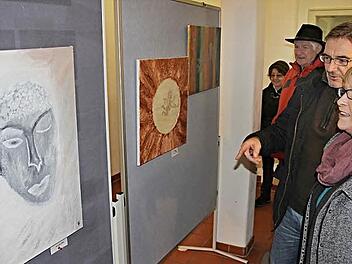 Die Bilder von Memmelsdorfer Künstlern fanden großes Interesse. Das Bild zeigt Besucher vor Werken von Ute Schulze.  Foto: Helmut Will