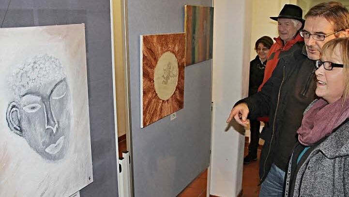 Die Bilder von Memmelsdorfer Künstlern fanden großes Interesse. Das Bild zeigt Besucher vor Werken von Ute Schulze.  Foto: Helmut Will