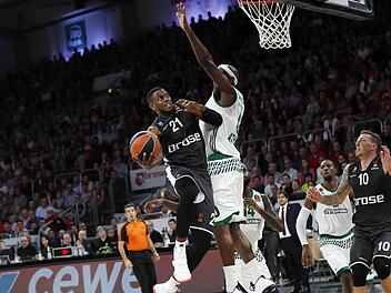 Darius Miller (mit Ball) und Daniel Theis (r.) erwartet wie schon im Hinspiel gegen Chris Singleton und seine Mitstreiter ein hartes Stück Arbeit. Foto: Daniel Löb