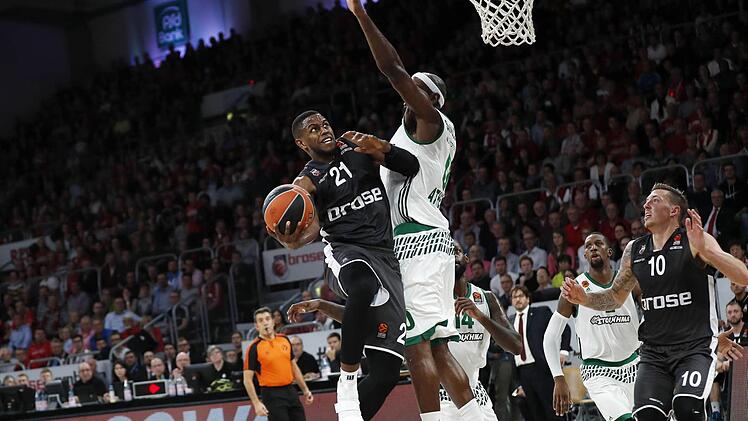 Darius Miller (mit Ball) und Daniel Theis (r.) erwartet wie schon im Hinspiel gegen Chris Singleton und seine Mitstreiter ein hartes Stück Arbeit. Foto: Daniel Löb