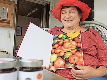 Helga Dressel aus Grundfeld ist stolz auf ihre Facharbeit, die sie zur Gästeführerin gemacht hat. Bei den Führungen darf ihr Hut nicht fehlen. Foto: Dominic Buckreus