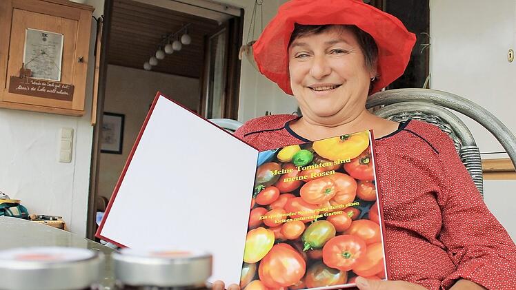 Helga Dressel aus Grundfeld ist stolz auf ihre Facharbeit, die sie zur Gästeführerin gemacht hat. Bei den Führungen darf ihr Hut nicht fehlen. Foto: Dominic Buckreus