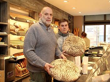 Klaus (links) und Michael Römmelt präsentieren den Frankenlaib, für den die Herzogenauracher bereits mehrere Auszeichnungen erhielten.Richard Sänger