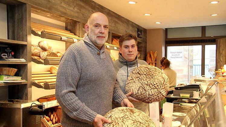 Klaus (links) und Michael Römmelt präsentieren den Frankenlaib, für den die Herzogenauracher bereits mehrere Auszeichnungen erhielten.Richard Sänger