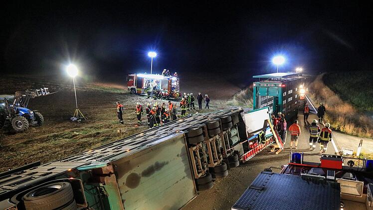 Schwerer Unfall in Unterfranken: Bei einem Unfall mit einem Tiertransporter mussten viele Schweine vor Ort notgeschlachtet werden. Foto: News5 / Merzbach