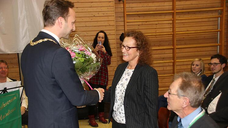 Blumen gab es für Laschinskys Ehefrau Christa. Foto: Jürgen Gärtner